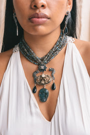 Collar Serpiente Emplumada, joya de plata .925, con labradorita y pirita – Gabriela Sánchez (vista 4)