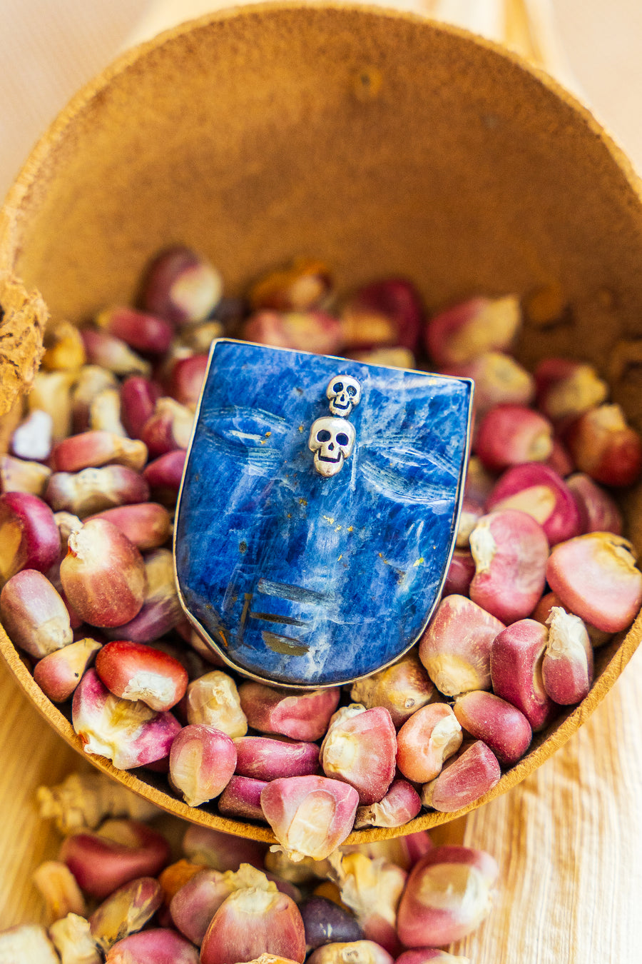 Anillo Rostro de Sodalita, joya de plata .925, con lapislázuli – Gabriela Sánchez