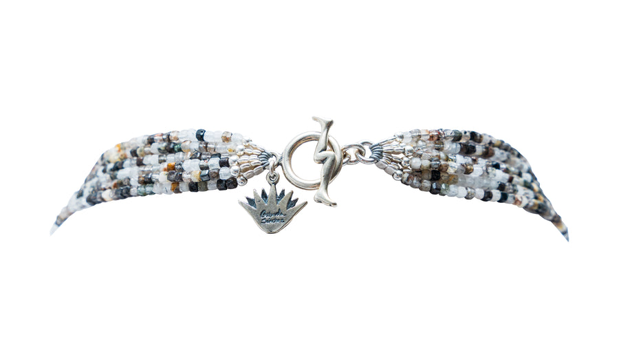 Collar Dios del Sol Nocturno, joya de plata .925, con cuarzo turmalinado y hematita – Gabriela Sánchez (vista 6)