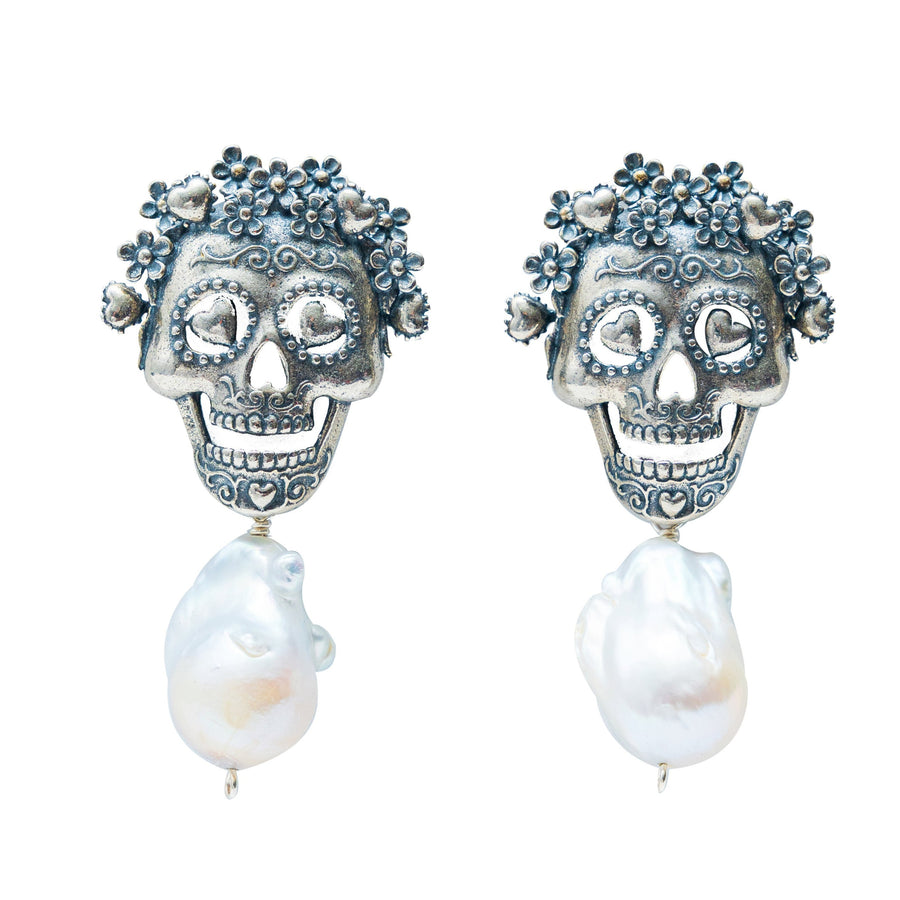 Aretes Calaca Divina, joya de plata .925, con perla – Gabriela Sánchez