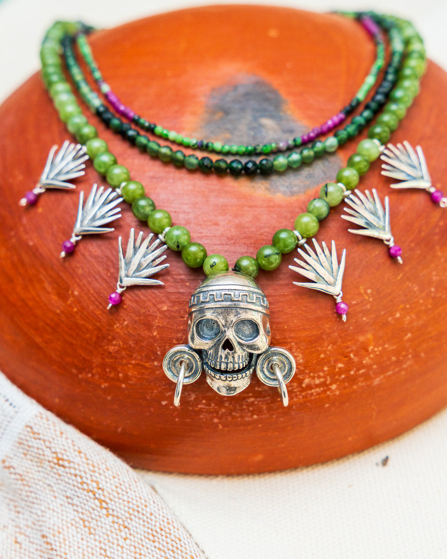 Collar Guerrero Águila, joya de plata .925, con jade y fucsita – Gabriela Sánchez (vista 3)