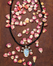 Collar Miquiztli, joya de plata .925, con espinela y cuarzo tornasol – Gabriela Sánchez (vista 3)