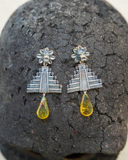 Aretes Pirámide del Sol, joya de plata .925, con ámbar – Gabriela Sánchez (vista 5)