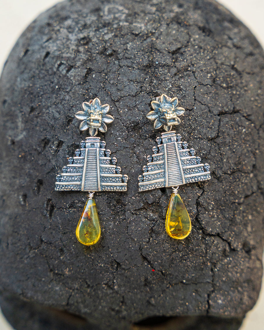 Aretes Pirámide del Sol, joya de plata .925, con ámbar – Gabriela Sánchez (vista 5)