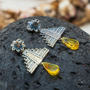 Aretes Pirámide del Sol, joya de plata .925, con ámbar – Gabriela Sánchez