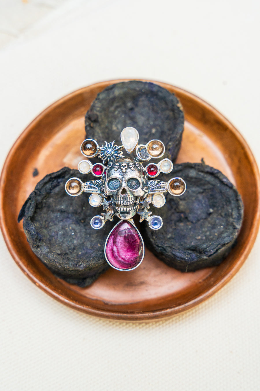 Anillo Reflejo Ancestral, joya de plata .925, con concha de abulón y granate – Gabriela Sánchez (vista 4)