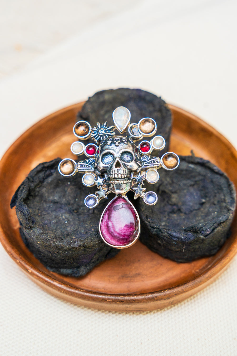 Anillo Reflejo Ancestral, joya de plata .925, con concha de abulón y granate – Gabriela Sánchez
