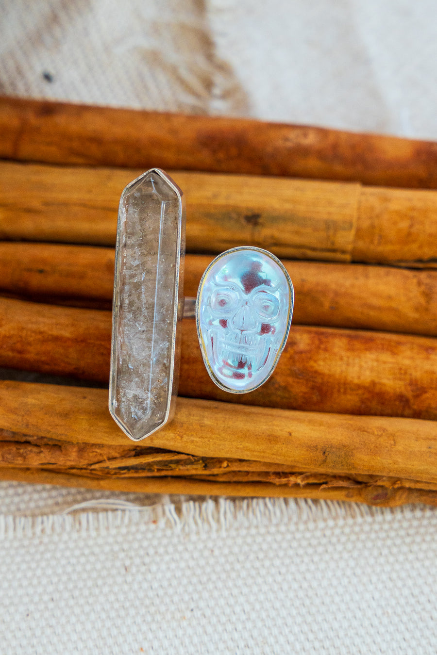 Anillo Metztli Plateado, joya de plata .925, con cuarzo tornasol y cuarzo – Gabriela Sánchez (vista 3)