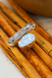 Anillo Metztli Plateado, joya de plata .925, con cuarzo tornasol y cuarzo – Gabriela Sánchez