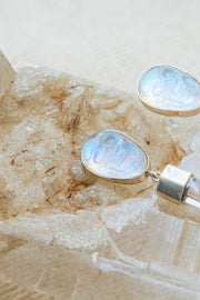Aretes Metztli Plateado, joya de plata .925, con cuarzo y cuarzo tornasol – Gabriela Sánchez (vista 3)