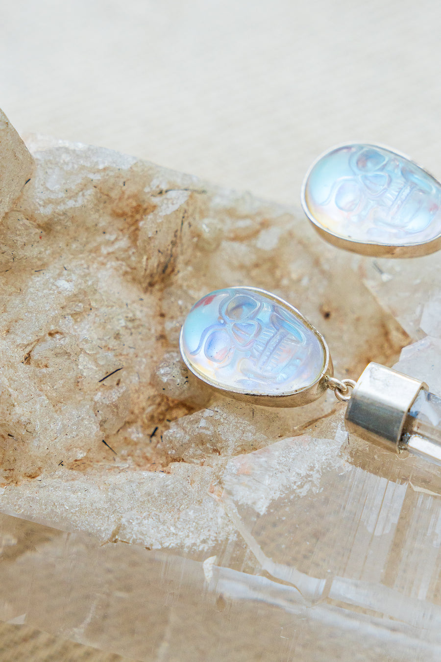 Aretes Metztli Plateado, joya de plata .925, con cuarzo y cuarzo tornasol – Gabriela Sánchez (vista 3)