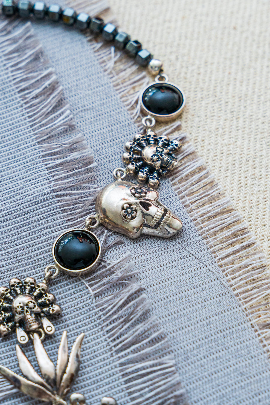 Collar Retorno de Almas, joya de plata .925, con ónix y hematita – Gabriela Sánchez (vista 5)