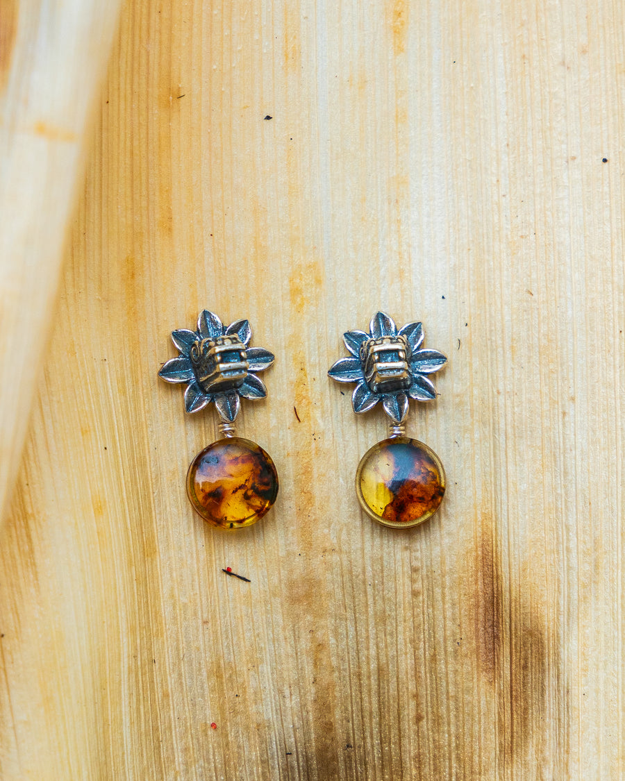 Aretes Quetzalcóatl Dorado, joya de plata .925, con ámbar – Gabriela Sánchez (vista 6)