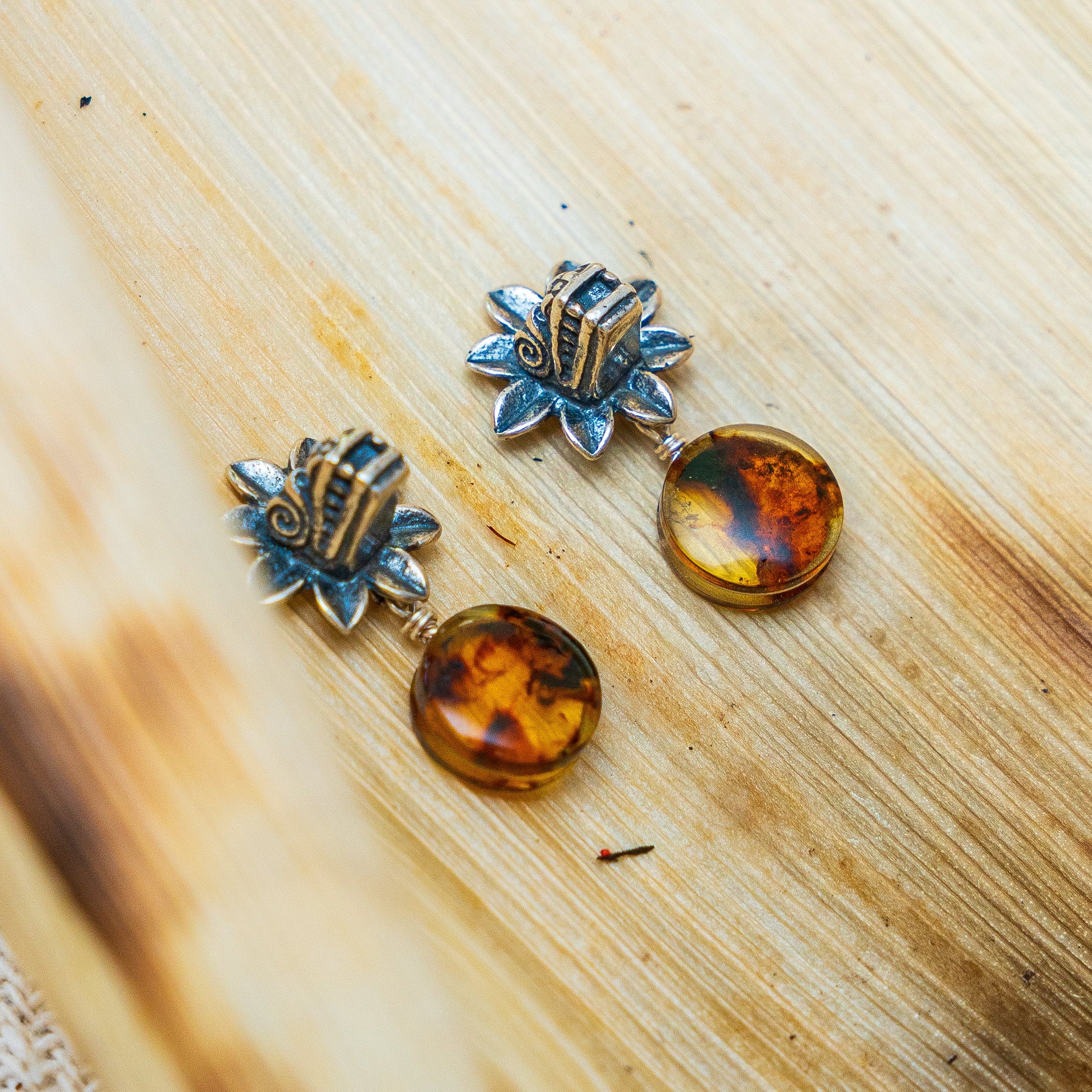 Aretes Quetzalcóatl Dorado, joya de plata .925, con ámbar – Gabriela Sánchez