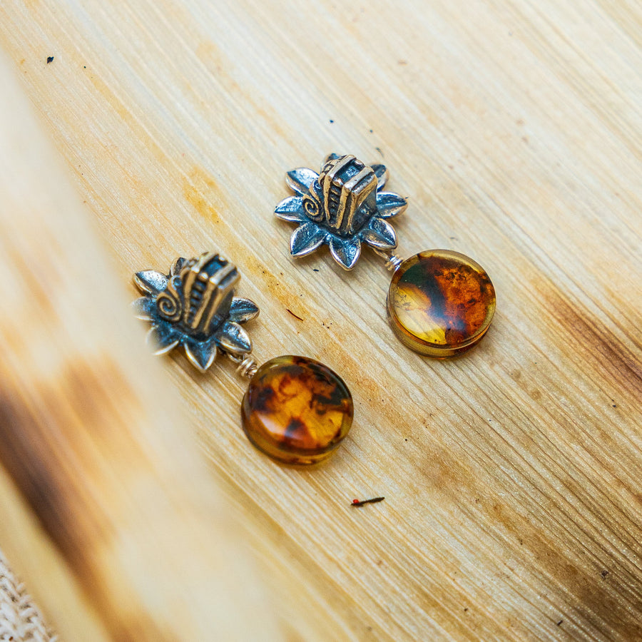 Aretes Quetzalcóatl Dorado, joya de plata .925, con ámbar – Gabriela Sánchez