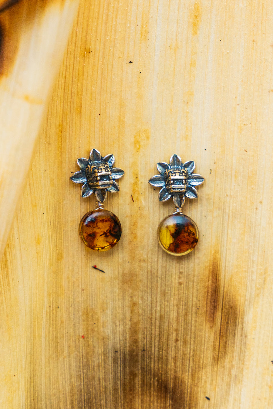 Aretes Quetzalcóatl Dorado, joya de plata .925, con ámbar – Gabriela Sánchez (vista 4)