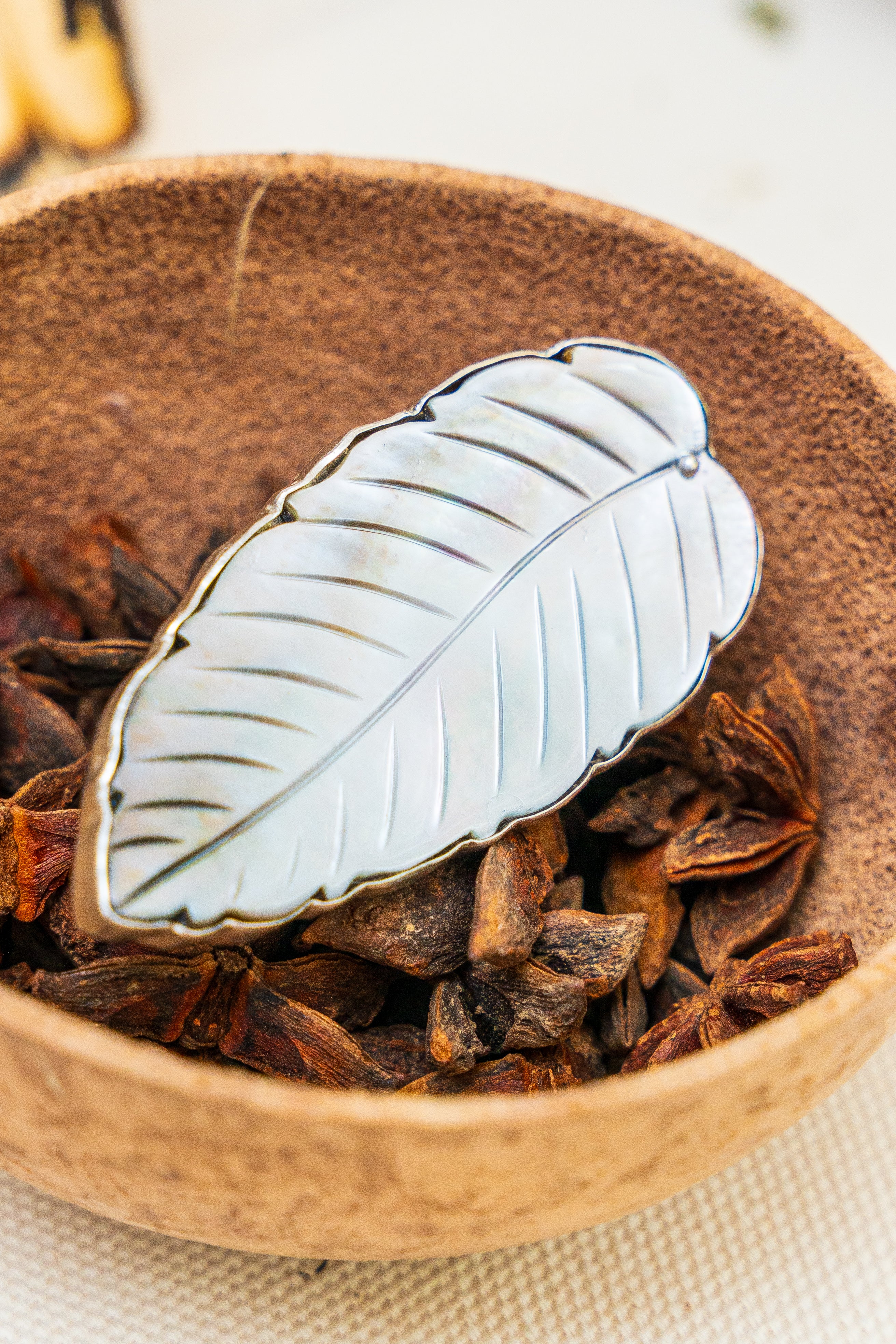 Anillo Pluma de Kukulkán, joya de plata .925, con concha – Gabriela Sánchez