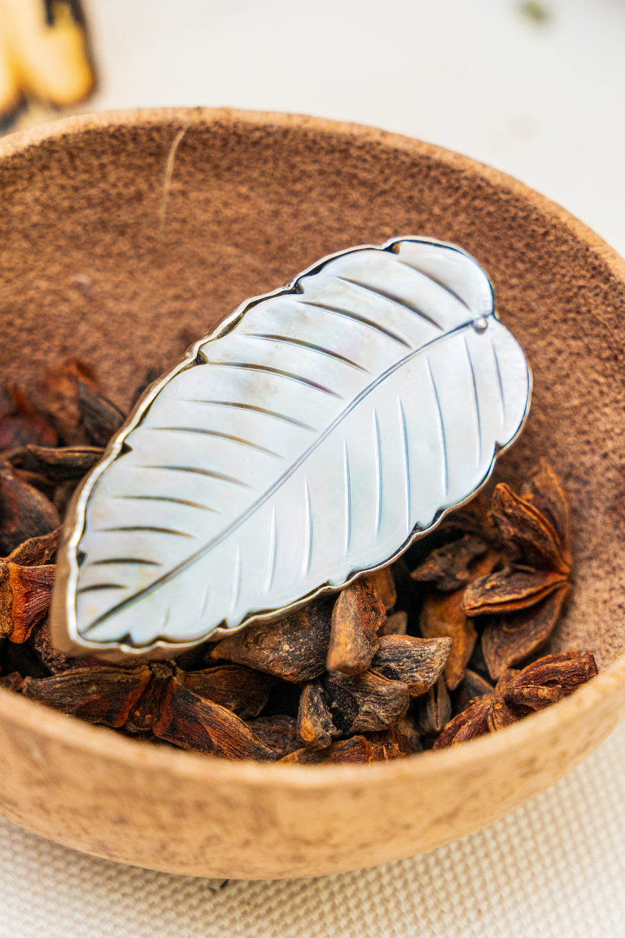 Anillo Pluma de Kukulkán, joya de plata .925, con concha – Gabriela Sánchez