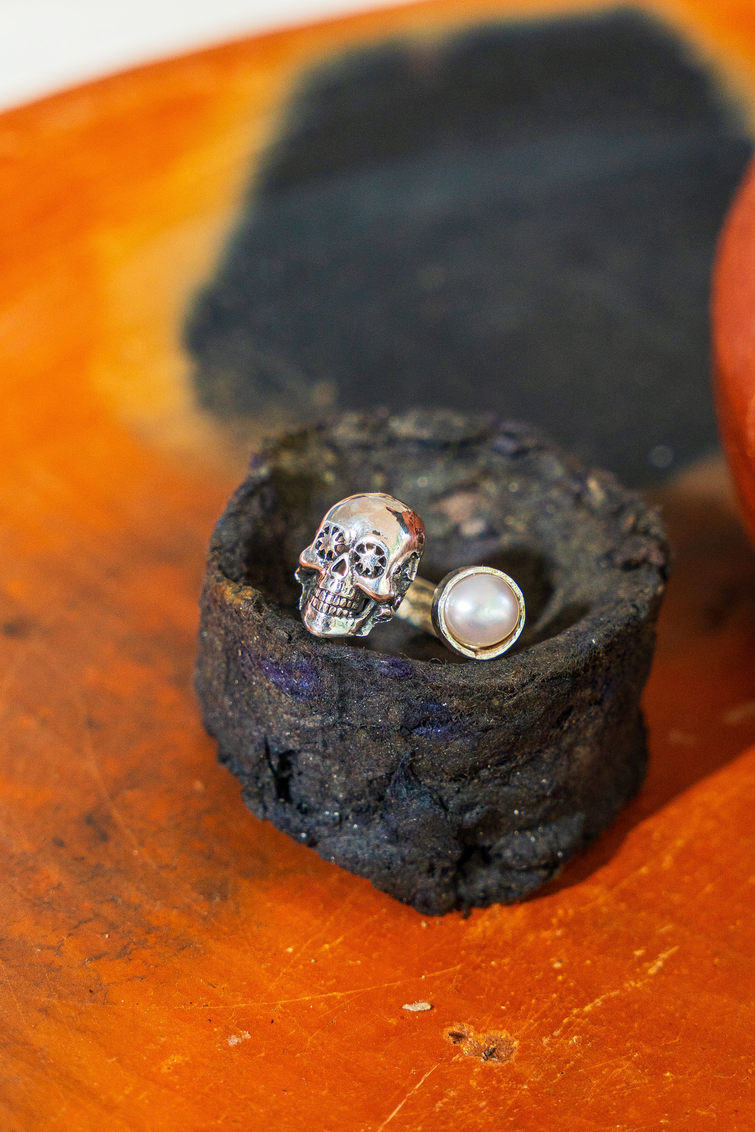 Anillo Flor de Hueso, joya de plata .925, con perla – Gabriela Sánchez