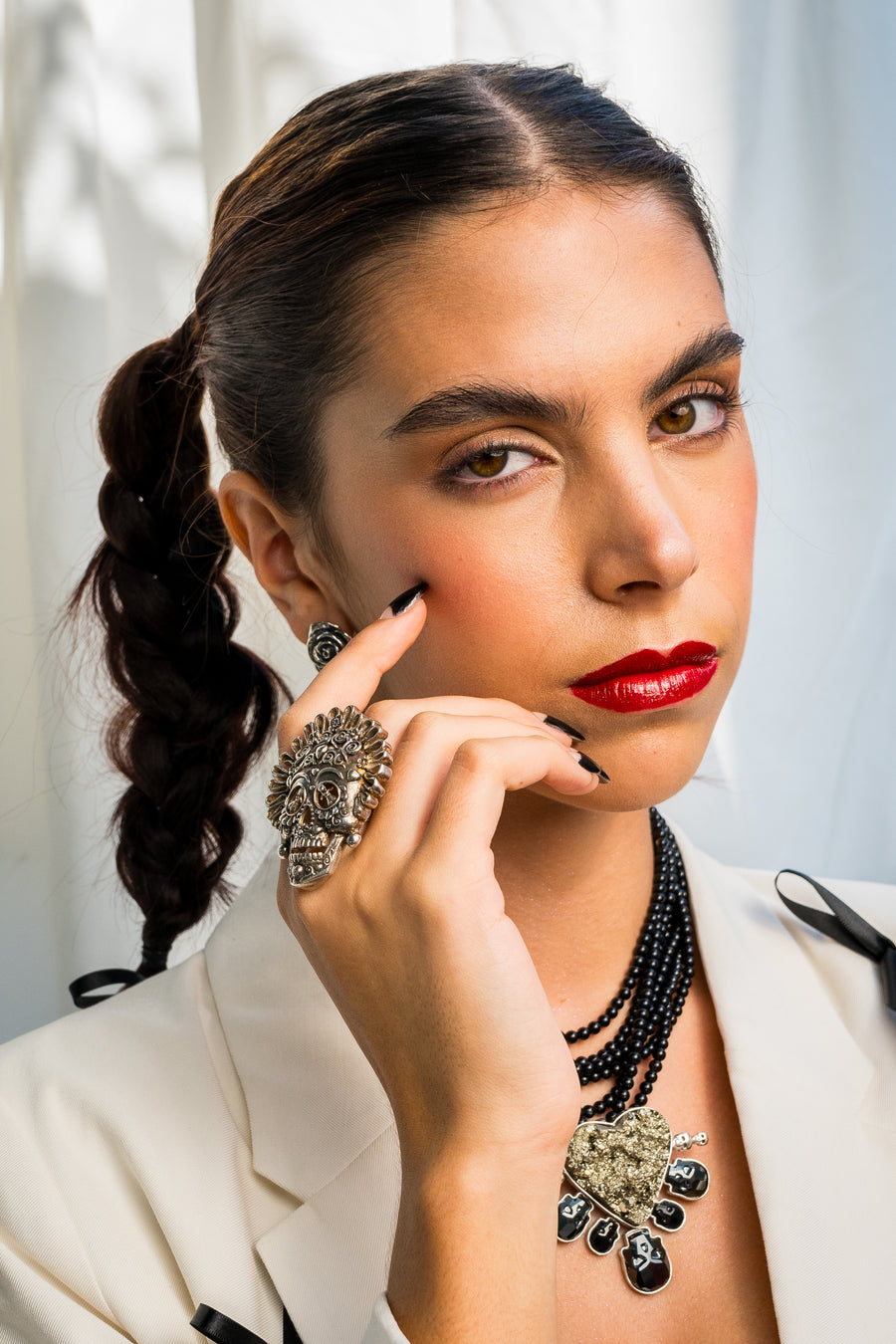 Anillo Calavera con Listones, joya de plata .925 – Gabriela Sánchez (vista 4)