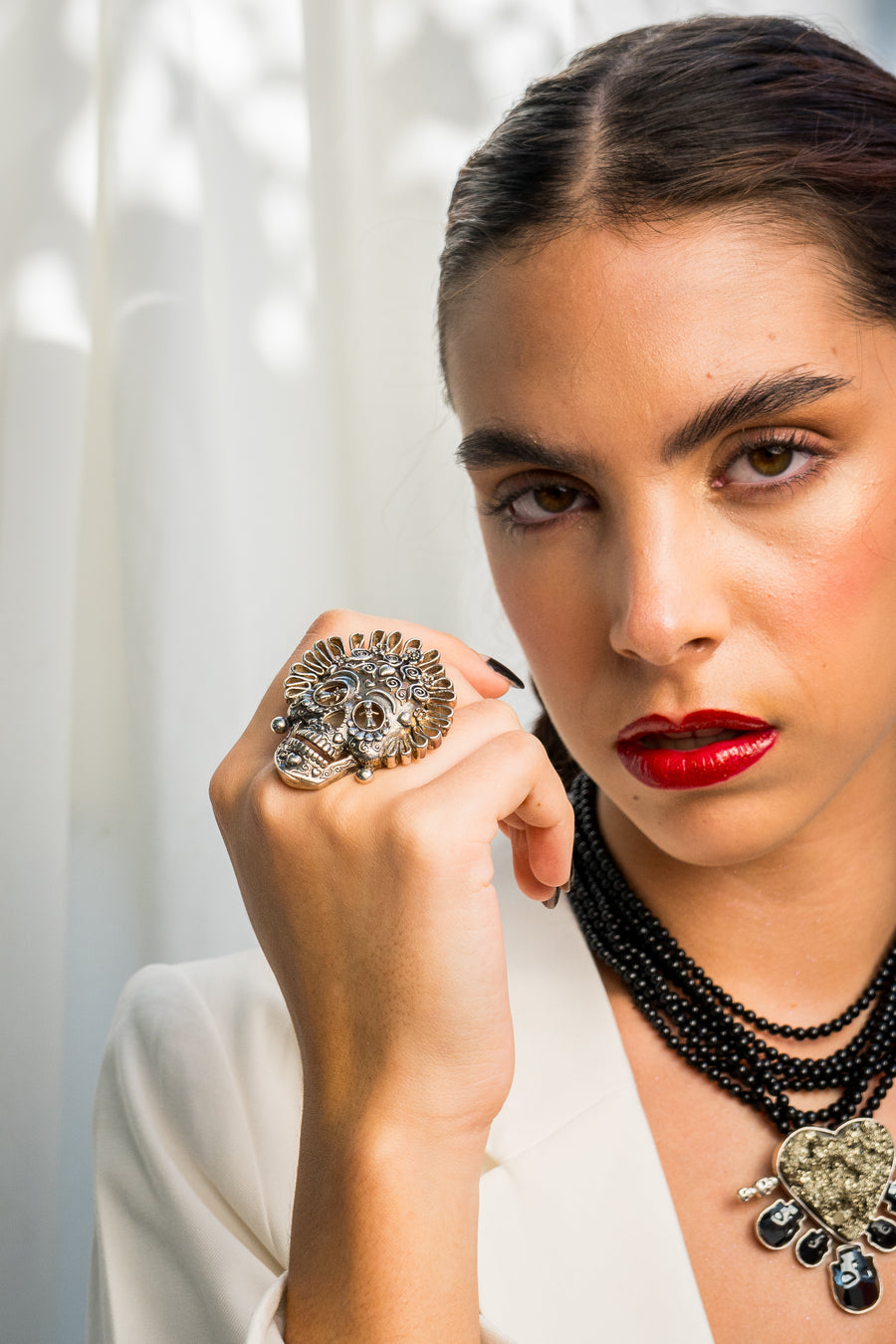 Anillo Calavera con Listones, joya de plata .925 – Gabriela Sánchez (vista 3)