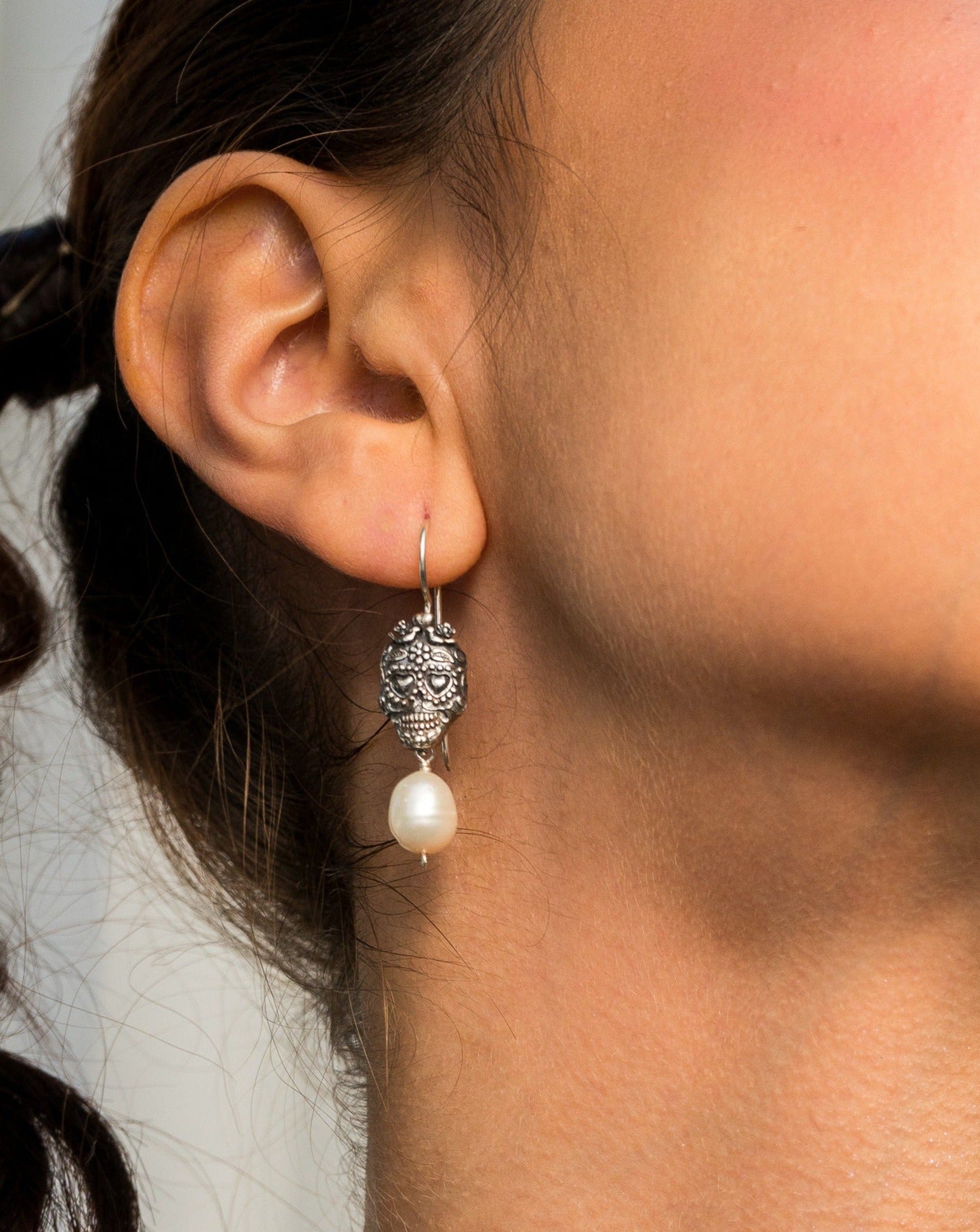 Aretes de Calavera con Perlas, joya de plata .925 – Gabriela Sánchez (vista 2)