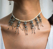 Choker La muerte Murió de Flaca, joya de plata .925, con perla – Gabriela Sánchez (vista 3)