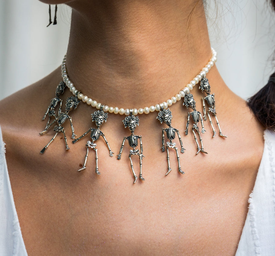 Choker La muerte Murió de Flaca, joya de plata .925, con perla – Gabriela Sánchez (vista 3)