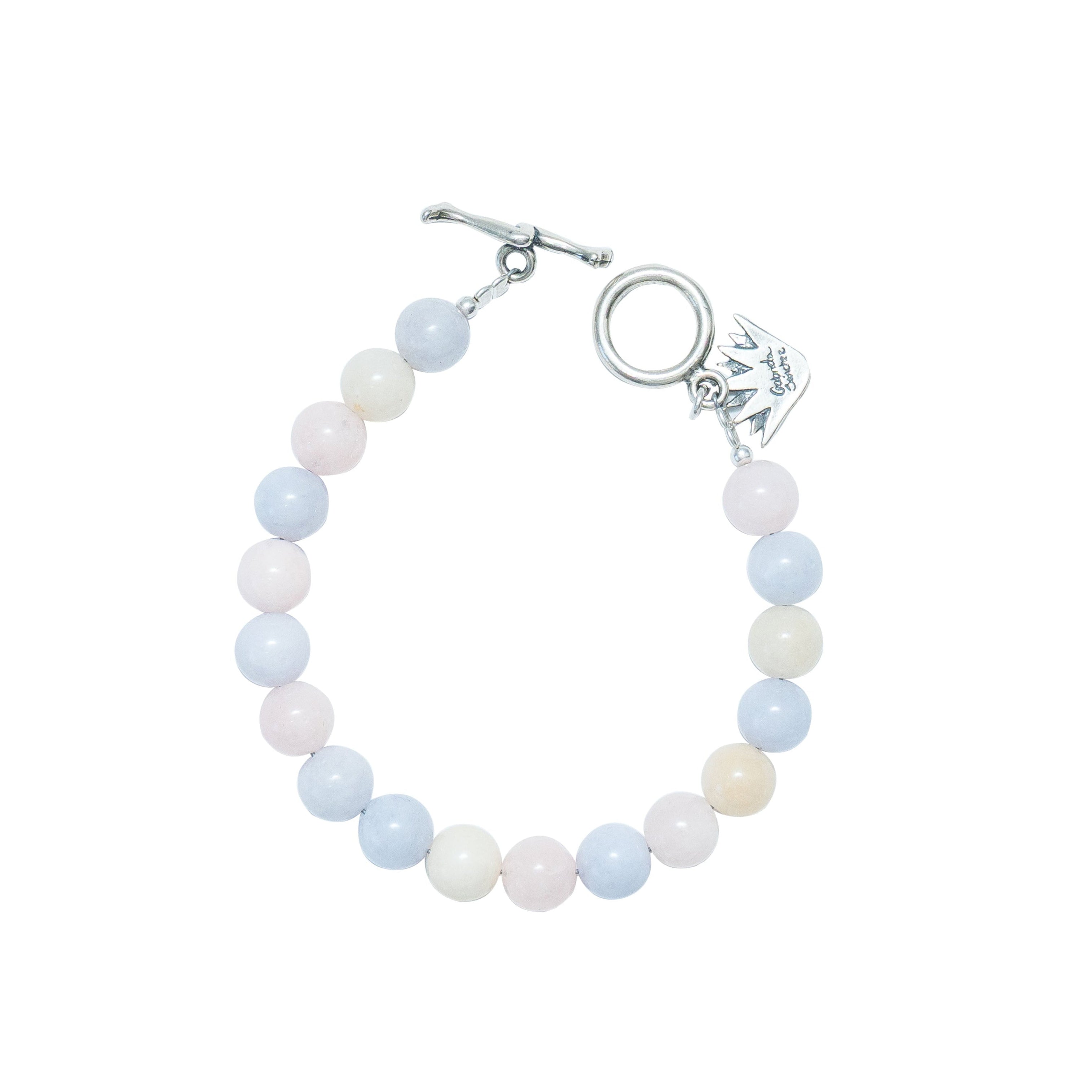 Pulsera Encanto Rosa, joya de plata .925, con calcedonia – Gabriela Sánchez