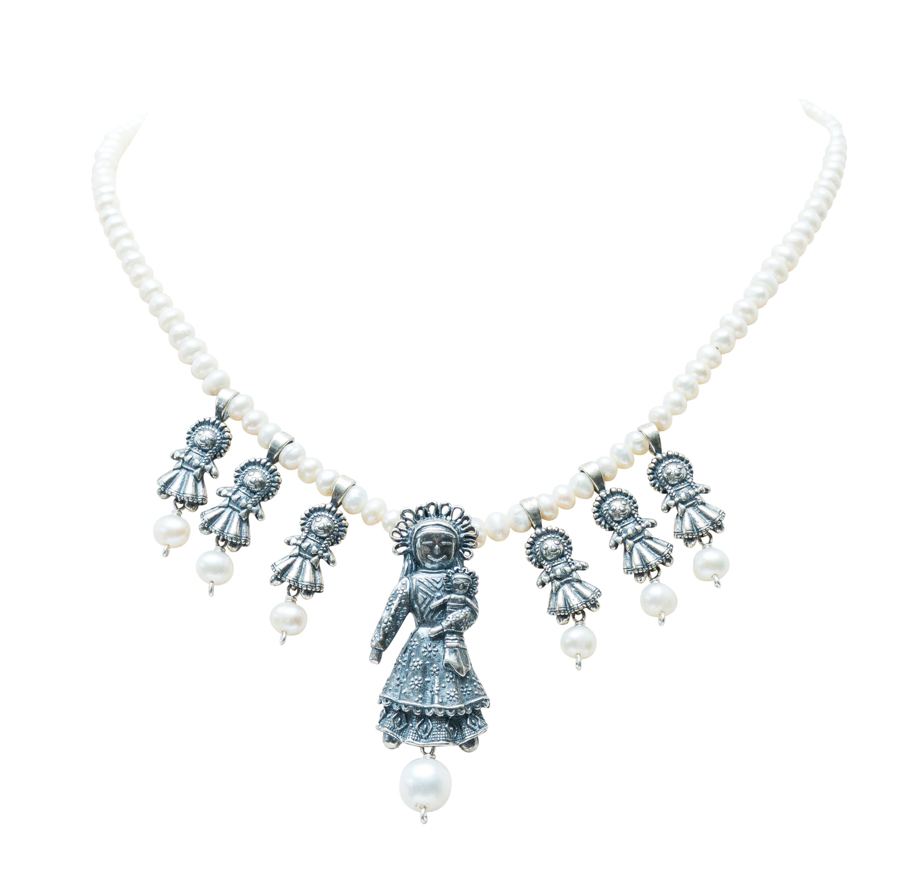 Collar Mis Muñequitas, joya de plata .925, con perla – Gabriela Sánchez