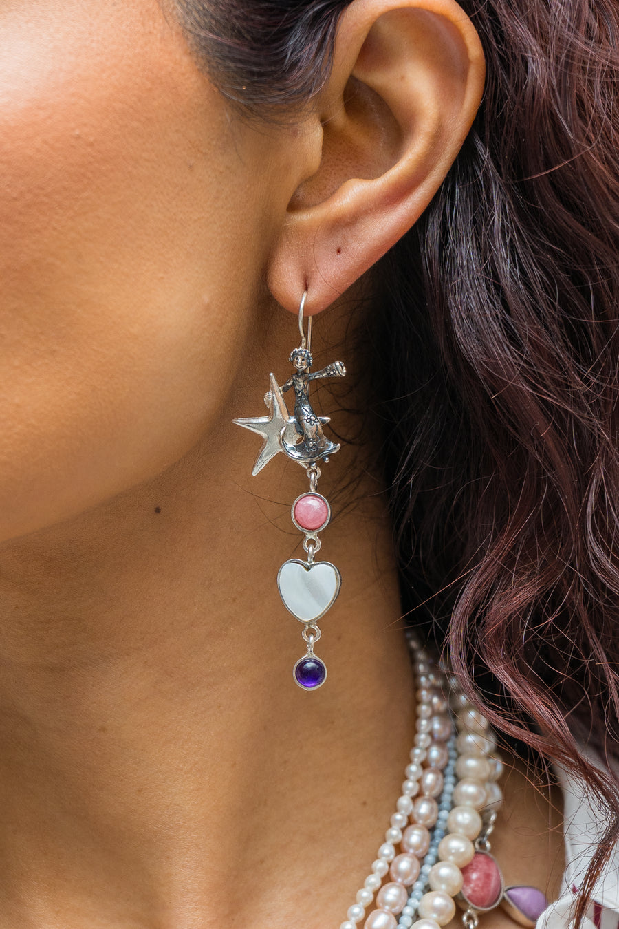 Aretes Bajo el Cielo de Mamá, joya de plata .925, con concha y amatista – Gabriela Sánchez (vista 2)