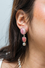 Aretes Bajo el Velo Rosa, joya de plata .925, con rodocosita y perla – Gabriela Sánchez (vista 4)