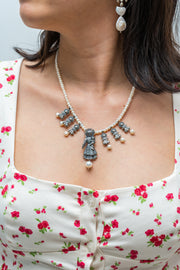 Collar Mis Muñequitas, joya de plata .925, con perla – Gabriela Sánchez (vista 3)