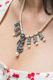 Collar Mis Muñequitas, joya de plata .925, con perla – Gabriela Sánchez (vista 2)
