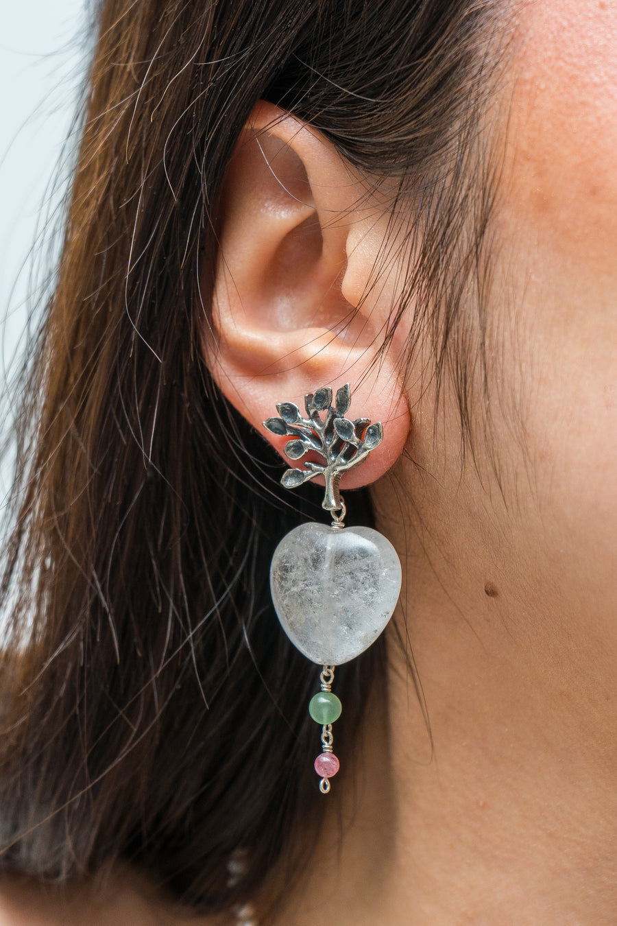 Aretes Corazones de Gratitud, joya de plata .925, con turmalina y cuarzo – Gabriela Sánchez (vista 3)