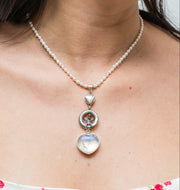 Collar Corazón de Protección Niño, joya de plata .925, con perla y cuarzo – Gabriela Sánchez (vista 2)