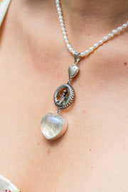 Collar Corazón de Protección Niño, joya de plata .925, con perla y cuarzo – Gabriela Sánchez (vista 3)