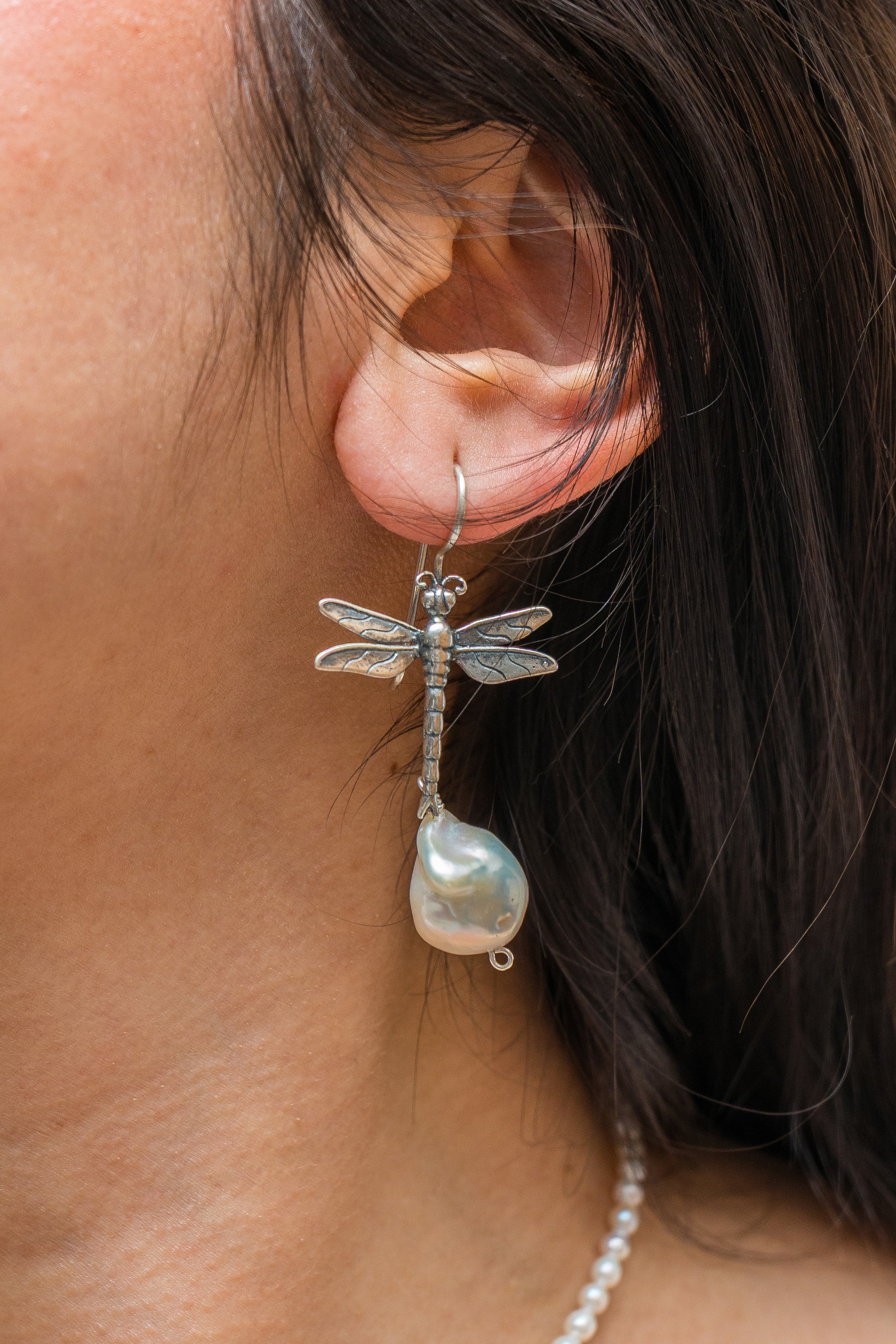 Aretes Vuelos de Cariño, joya de plata .925, con perla – Gabriela Sánchez (vista 2)