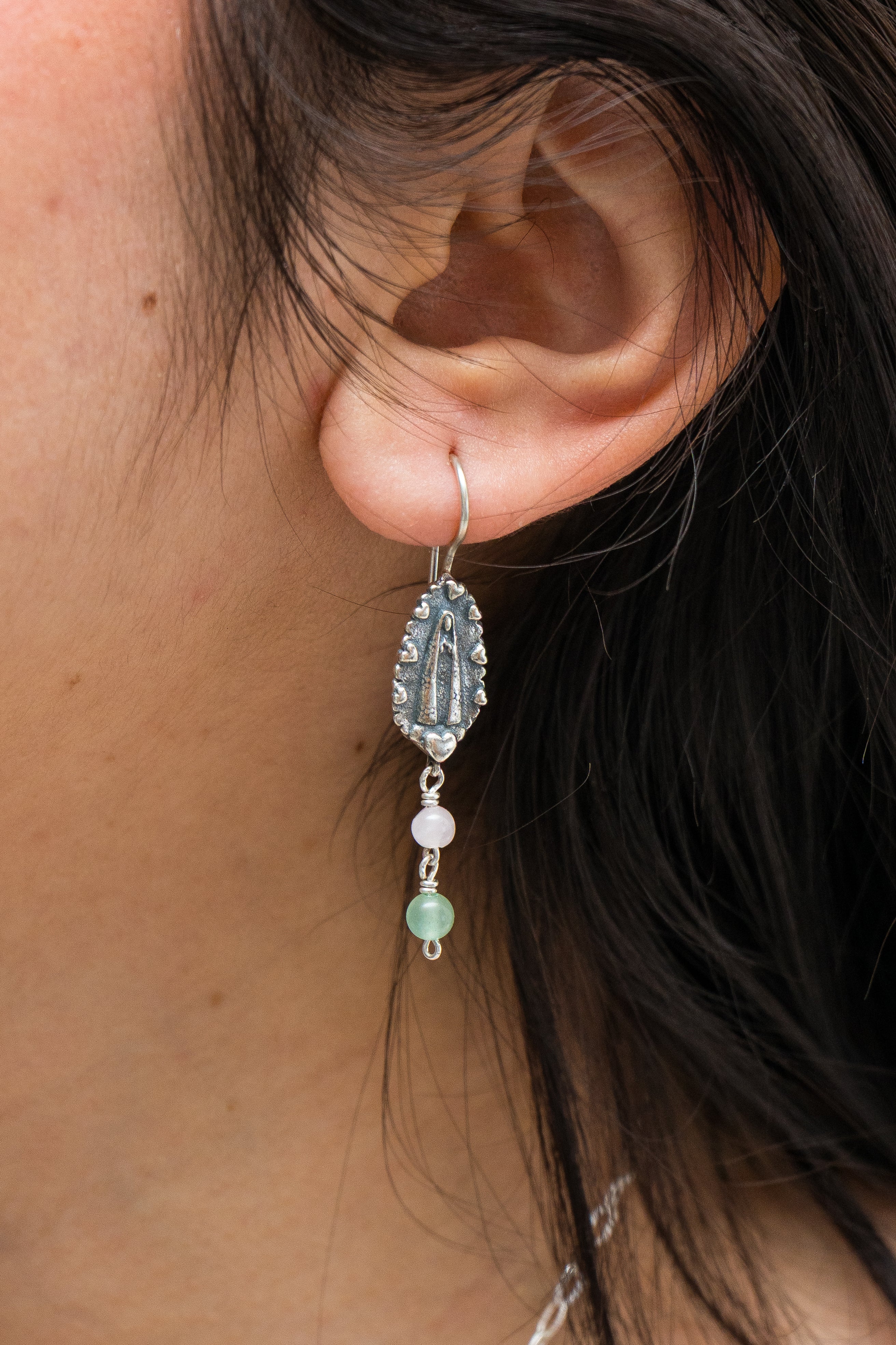 Aretes La Pureza de Mamá, joya de plata .925, con cuarzo rosa y venturina – Gabriela Sánchez (vista 2)