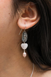 Aretes Luz del Corazón, joya de plata .925, con perla y cuarzo rosa – Gabriela Sánchez (vista 2)