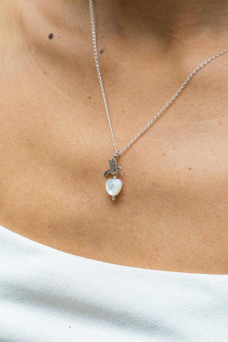 Dije Aleteos de Amor, joya de plata .925, con concha – Gabriela Sánchez (vista 3)