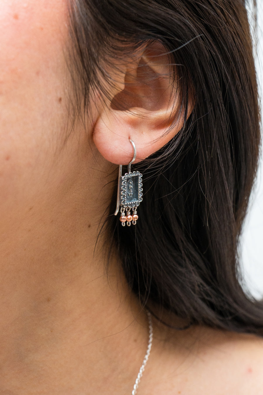 Aretes Abrazo de Madre, joya de plata .925, con hematita – Gabriela Sánchez (vista 3)