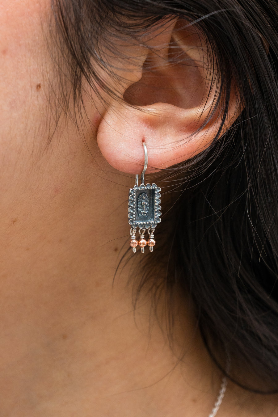 Aretes Abrazo de Madre, joya de plata .925, con hematita – Gabriela Sánchez (vista 2)