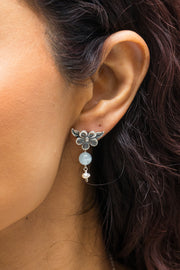 Aretes Flores de Amor, joya de plata .925, con aquamarina y perla – Gabriela Sánchez (vista 2)