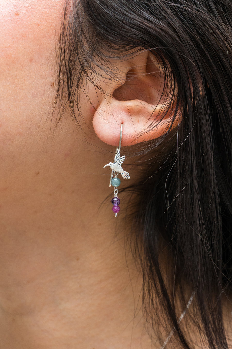 Aretes Dulce Vuelo, joya de plata .925, con amatista y aquamarina – Gabriela Sánchez (vista 2)