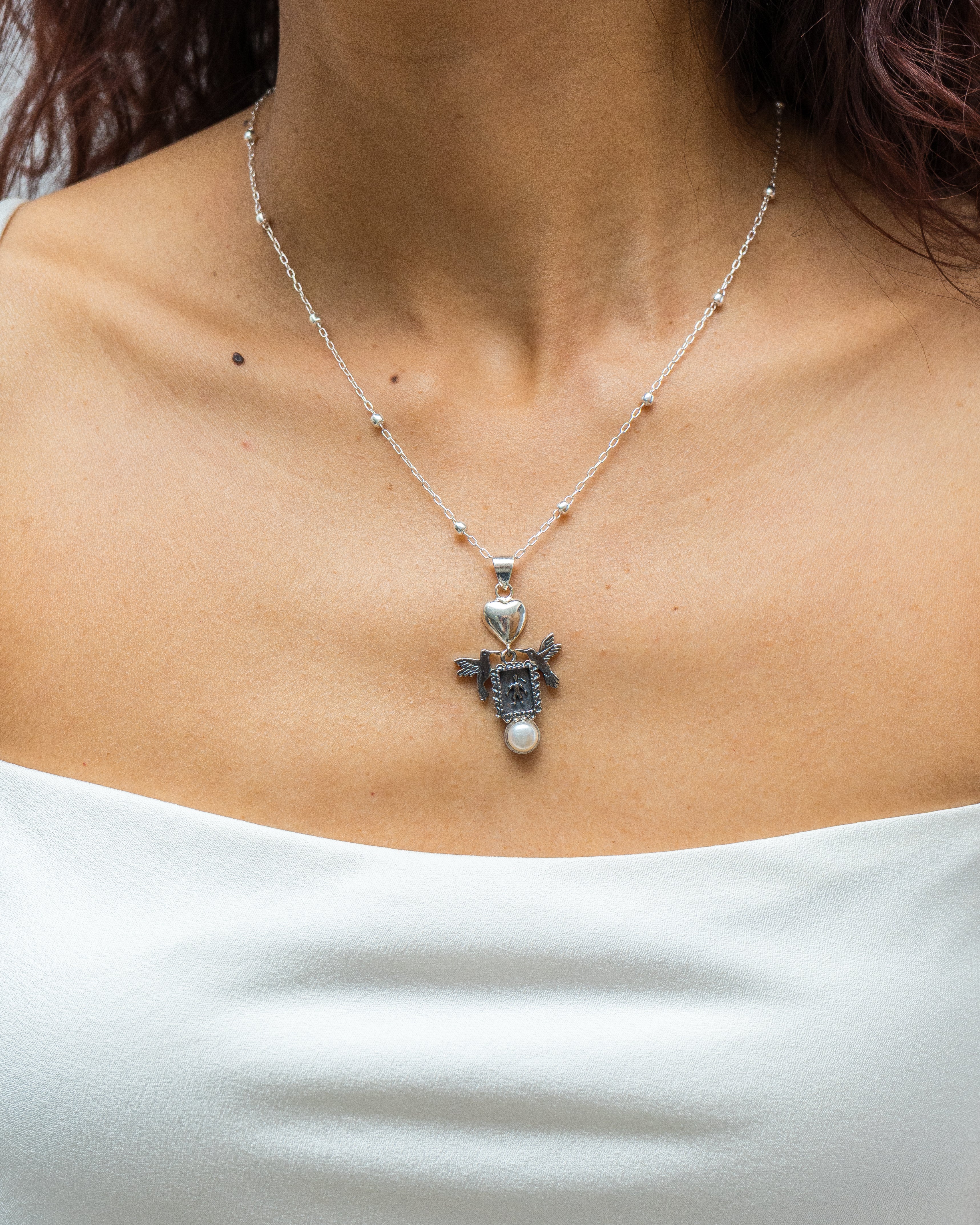 Dije Alas de Ternura, joya de plata .925, con perla – Gabriela Sánchez