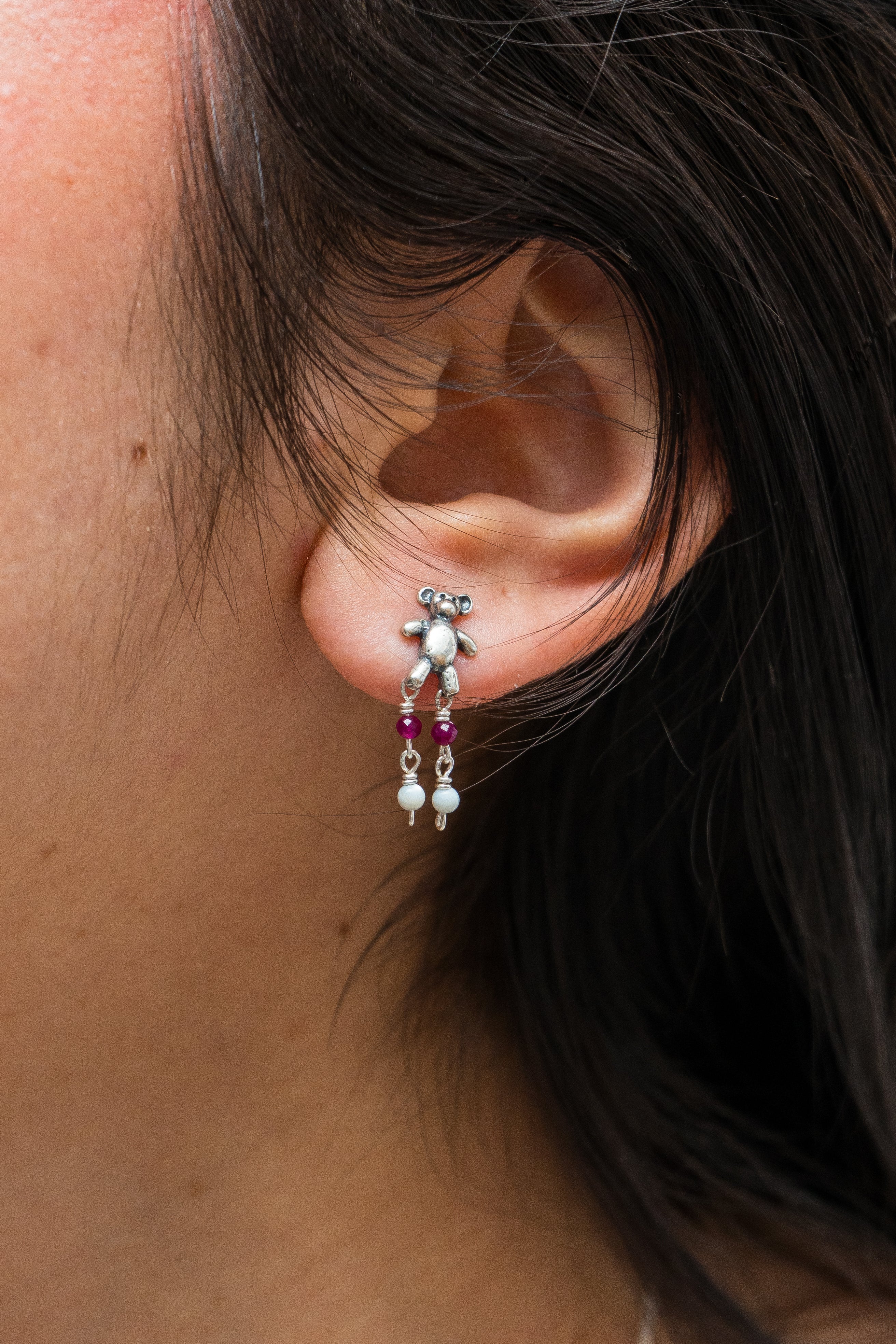 Aretes Osito de Mami, joya de plata .925, con labradorita y rubí – Gabriela Sánchez (vista 2)