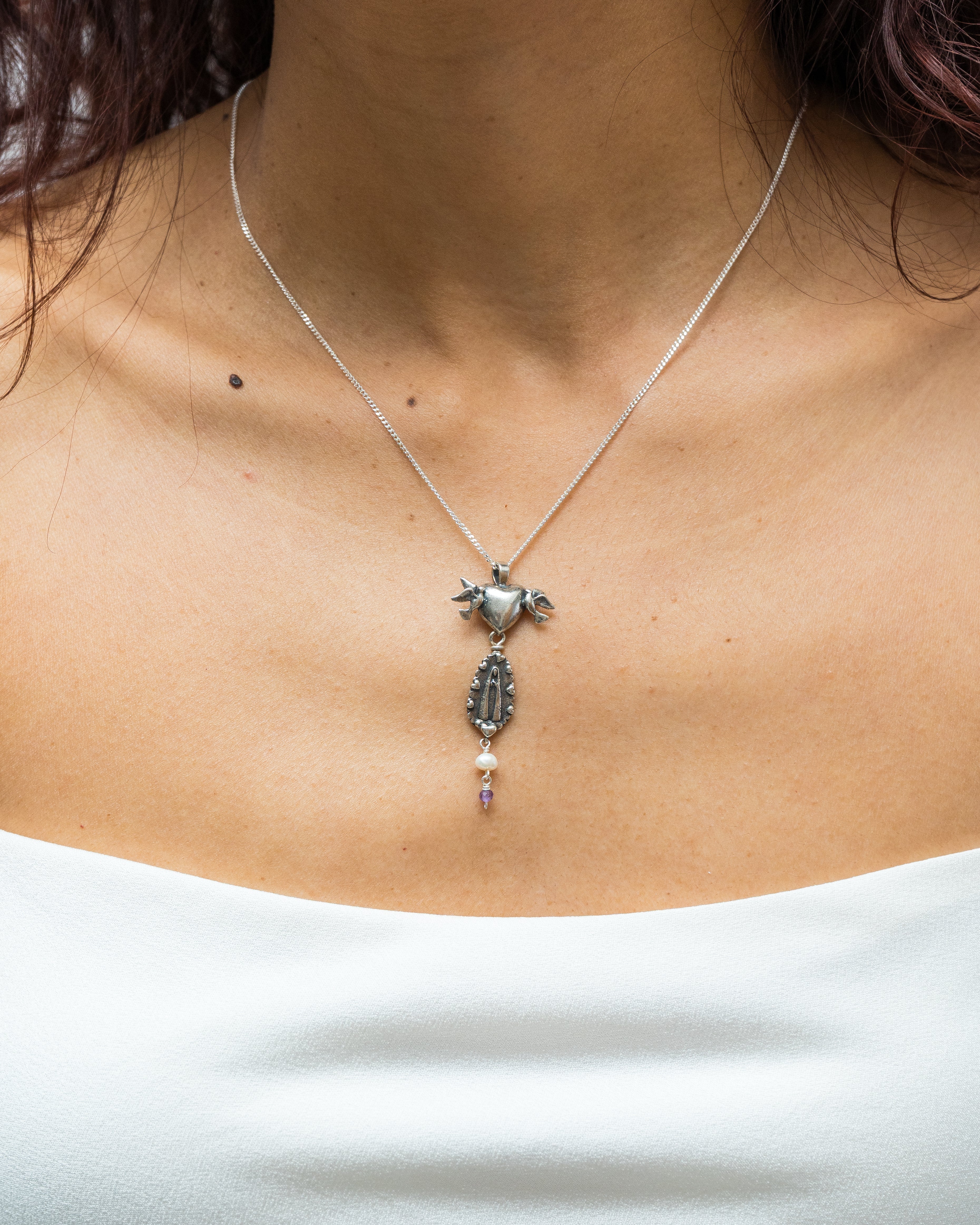 Dije Madre Celestial, joya de plata .925, con amatista y perla – Gabriela Sánchez (vista 2)