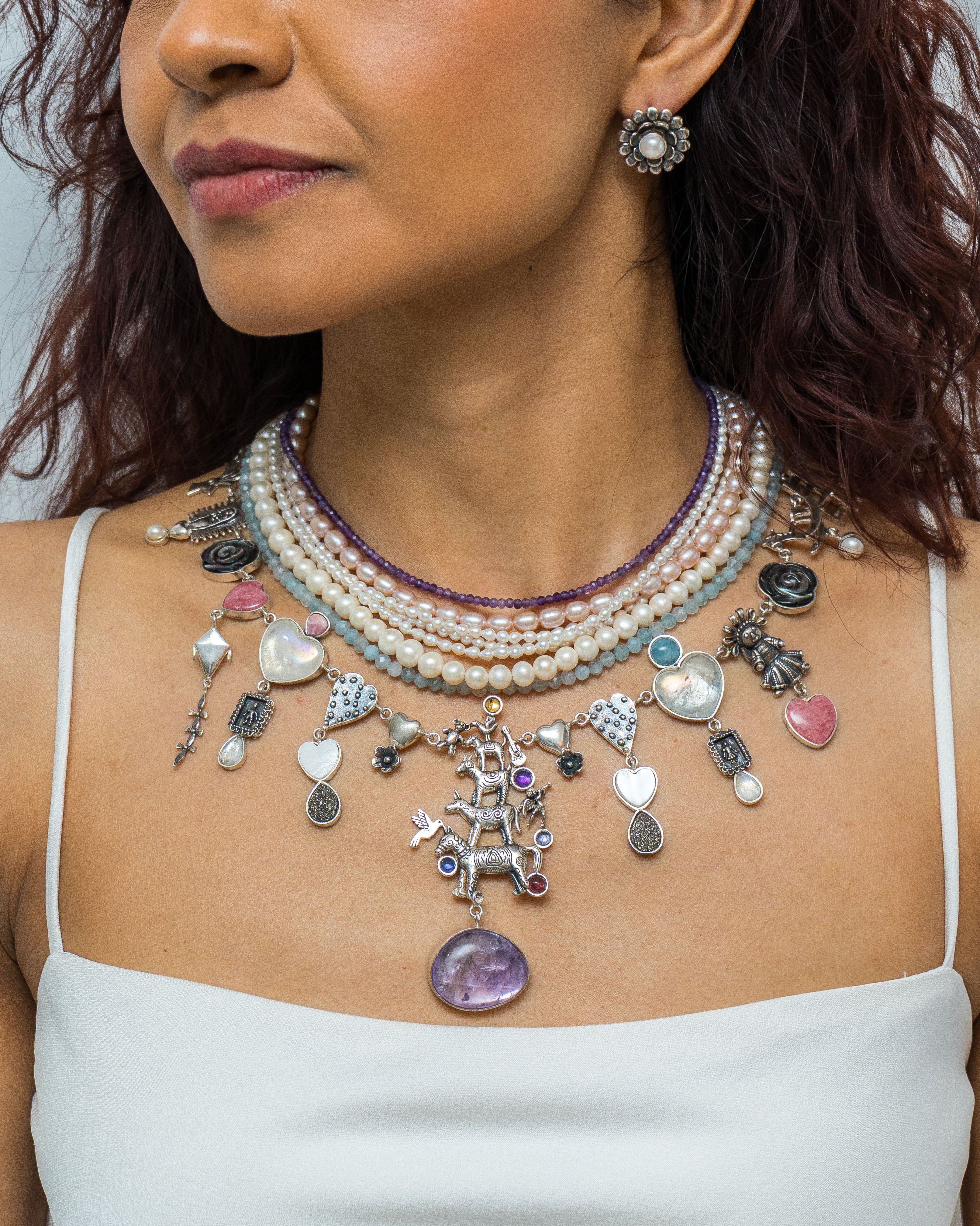 Collar La Magia de los Juguetes, joya de plata .925, con perla y amatista – Gabriela Sánchez (vista 2)