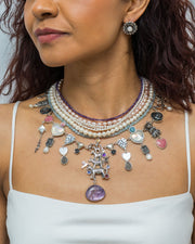 Collar La Magia de los Juguetes, joya de plata .925, con perla y amatista – Gabriela Sánchez (vista 2)
